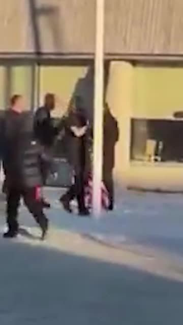 Intentan izar una bandera estadounidense en Groenlandia