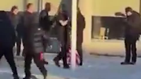 Intentan izar una bandera estadounidense en Groenlandia