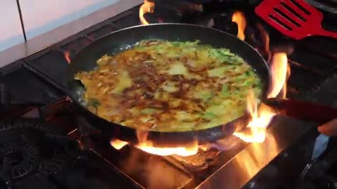 You Won’t Believe They Cook It Like This?! The Genius Half-and-Half Korean Street Food