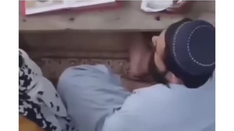 EXPOSED: Pakistani Madrasa Molvi Accused of Misusing Innocent Girls During Quran Class 🚨🇵🇰