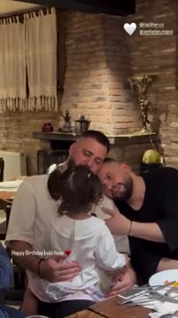 Flor Mumajesi nuk fshihet më, pas shumë kohësh shfaqet i lumtur krah shoqërisë së tij