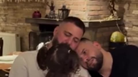 Flor Mumajesi nuk fshihet më, pas shumë kohësh shfaqet i lumtur krah shoqërisë së tij