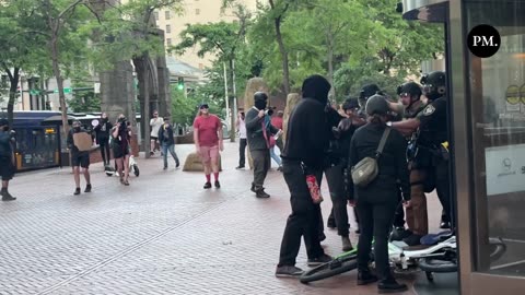 🚨 #BREAKING: DHS Police just absolutely LIT UP Antifa rioters in Seattle with munitions