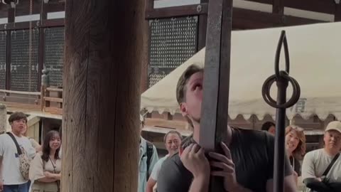 🤯‍♂️💪 Watch This Man Succeed The Insane Strength Test at Kiyomizu Dera Temple! | FeedMyCuriosity