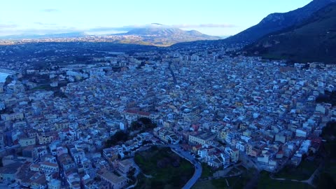 "Great minds discuss ideas; average minds discuss events; small minds discuss people."