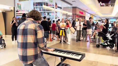 Levei um Piano Portátil pro Meio do Shopping