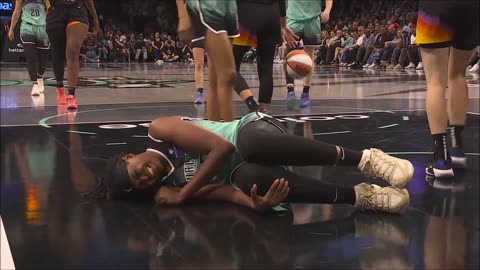 🤕 KNEE INJURY, Jonquel Jones exits | New York Liberty vs Phoenix Mercury, WNBA women's basketball