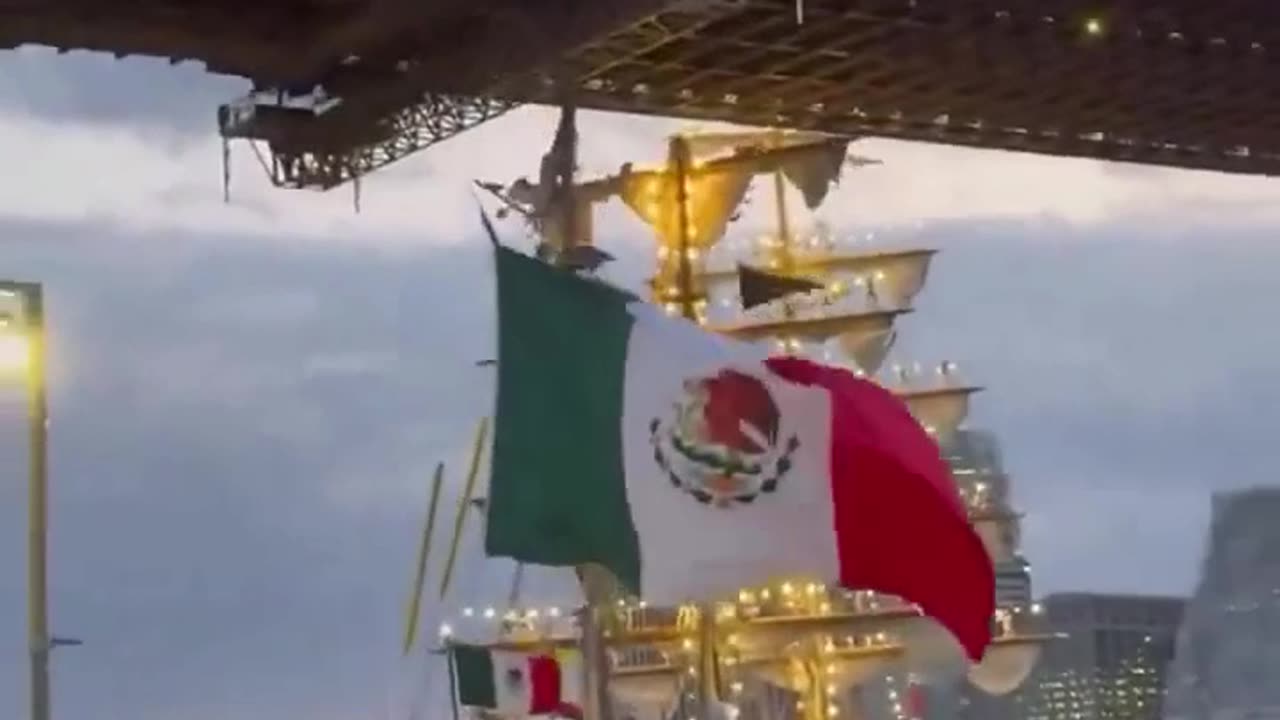 Ship carrying 200 people crashed into the Brooklyn Bridge