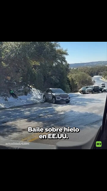 Coche pierde el control en una helada carretera de Texas