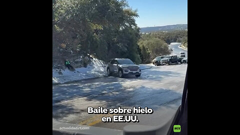 Coche pierde el control en una helada carretera de Texas