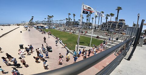 Preaching at Huntington Beach: Praying For Anthony - A Young Man on Bike, A Heckler Cusses Me Out, Large Group of Middle Schoolers CHEER the Gospel Preaching!