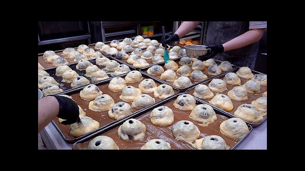 Contains 90% Red Beans? Sold more than 1 million! Legendary Red Bean Bread - Korean street food