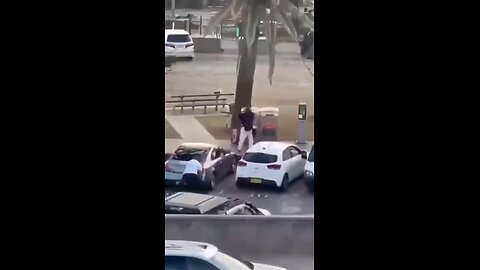 Video shows the moment a civilian disarming a Bondi Beach shooter