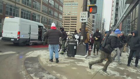 👮‍♂️ 🇺🇸 Sheriffs deputies just pulled up and rescued a man being