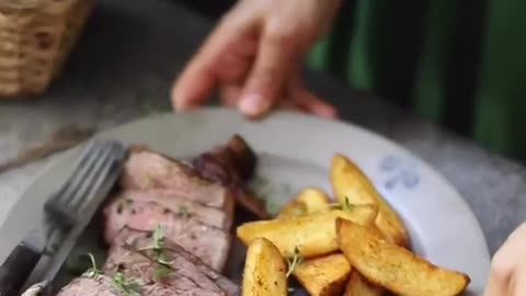 Potato wedges and steak