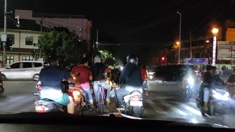 Night Traffic Vibes – The Pulse of a Busy City Street