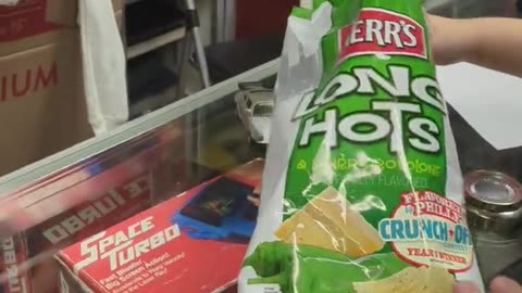 Herr's Long Hots Tomato Pie Stromboli Potato Chip Taste Test Fast-Food Restaurant Dessert Review Guy
