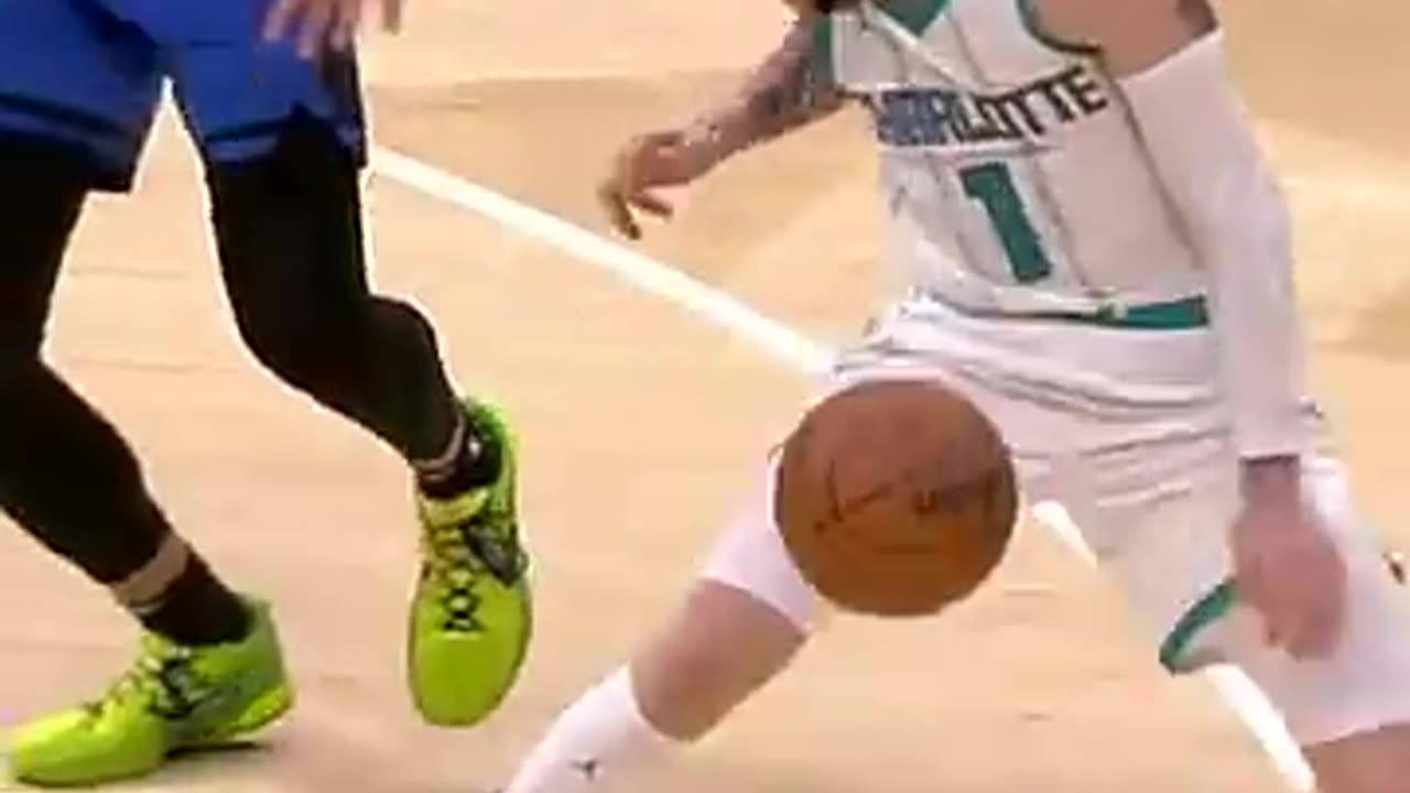 This LaMelo Ball dribble move was filthy 👀