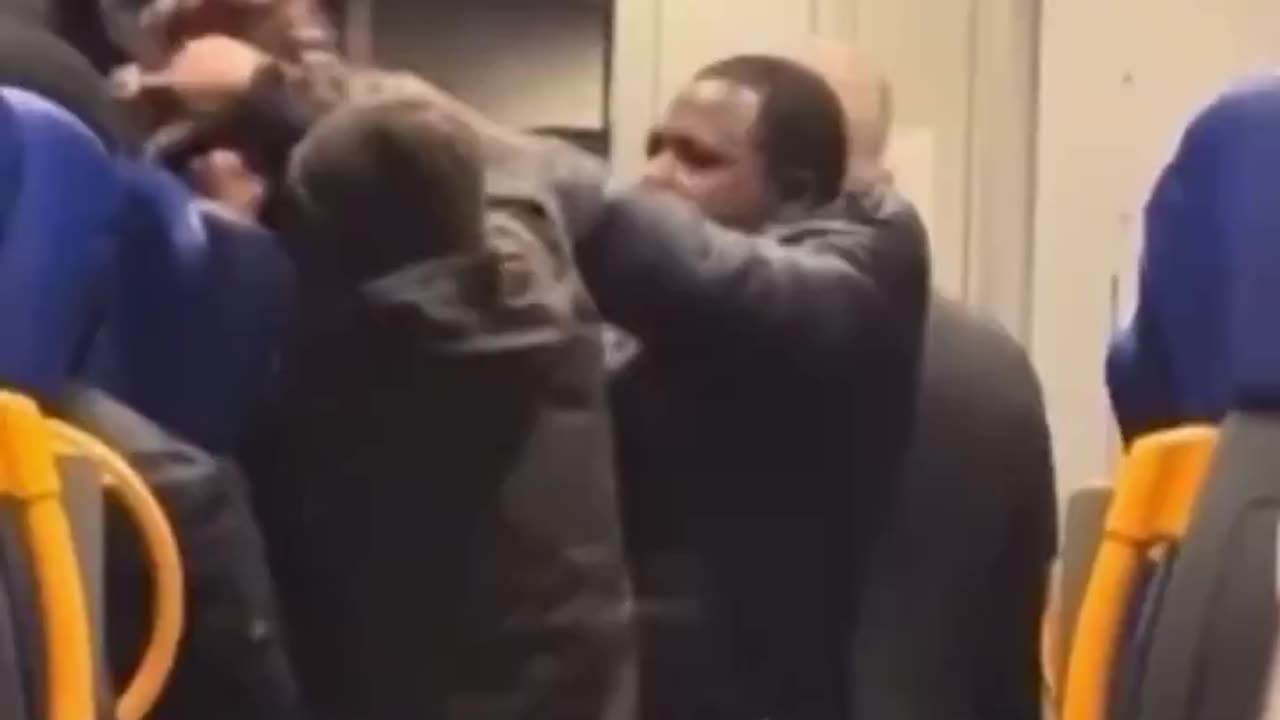 The fake asylum seeker in Italy wants to travel without a ticket and insults a travel