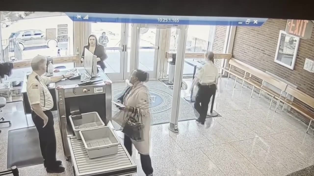 A man in a gas mask burst into Courthouse, with pepper spray and violently assaulting police.
