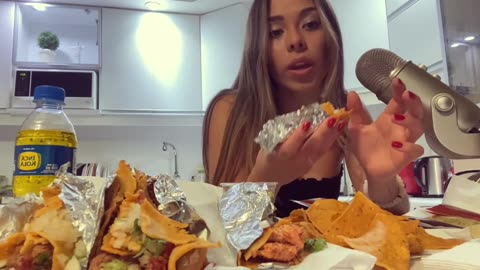 ASMR EATING TACOS & NACHOS 🌮