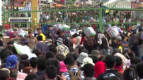 Cambodians cross Thai border to return home as clashes continue