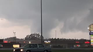 Large and destructive tornado touchdown in Marion, Illinois