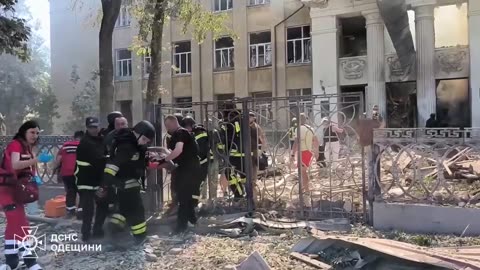 🇺🇦🙏 Only yesterday, the 11th grade graduation ceremony was held in the destroyed lyceum