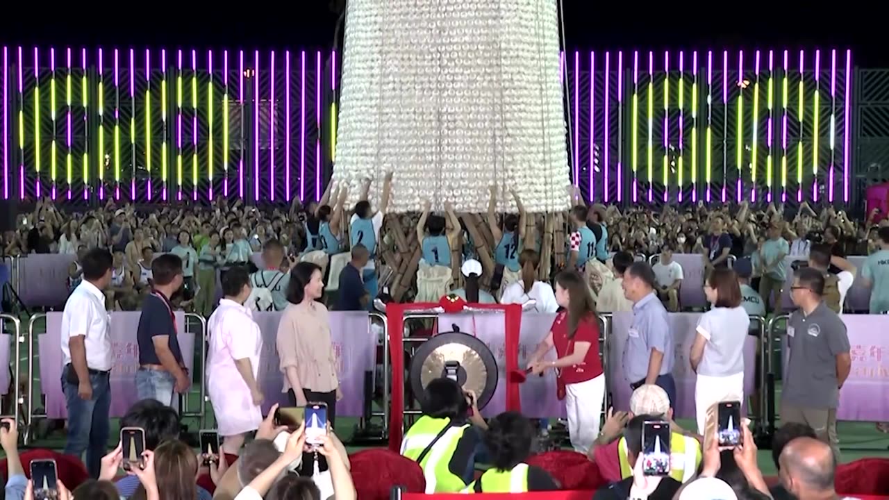 Hong Kong festival wraps up with bun-grabbing competition