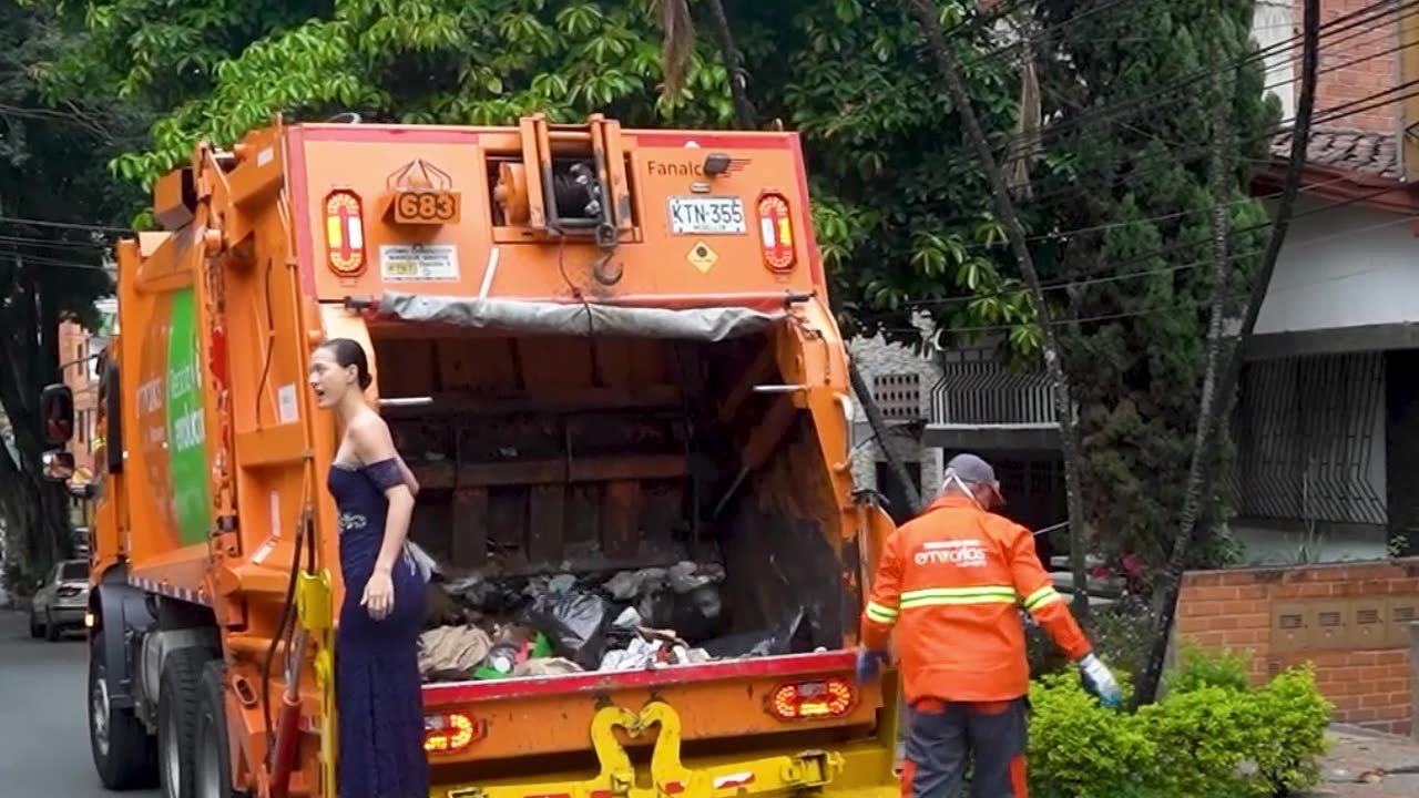 Cantante de ópera actúa en un camión de basura para promover el reciclaje