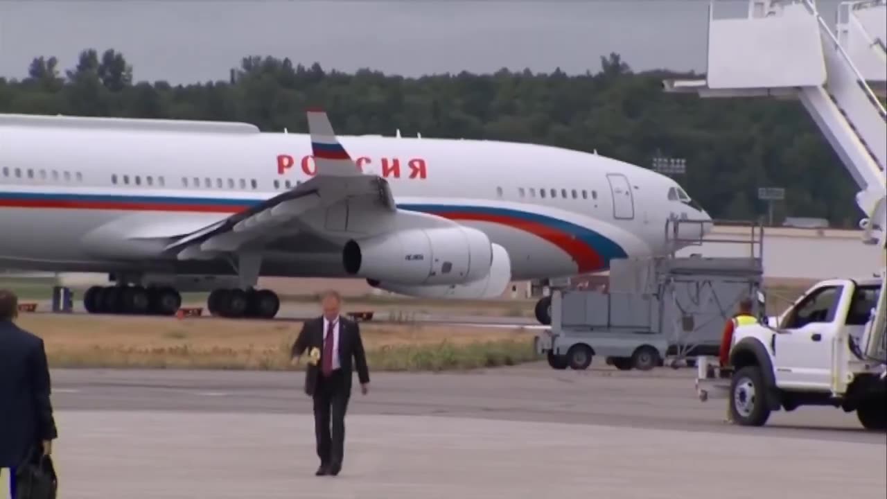 Putin arrives in Alaska.