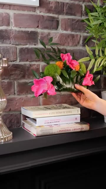 Two floral decor ideas… which one wins? 🌷