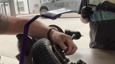 Justus tries to start his new engine and we get back to his scooter project