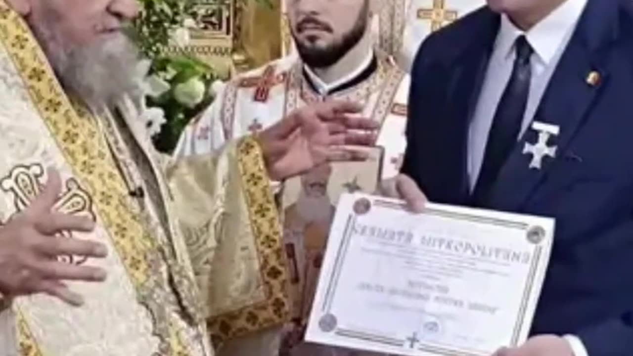 Ereticul Ecumenist George Simion primeste crucea Saguniana de la Ereticul Ecumenist Laurentiu Streza