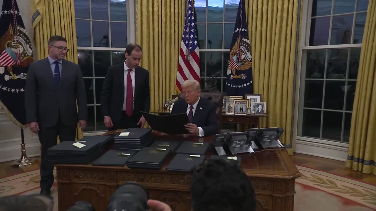 🚨 DAY ONE: PRESIDENT TRUMP SIGNS EXECUTIVE ORDERS TO RESTORE AMERICA! 🇺🇸🏛️