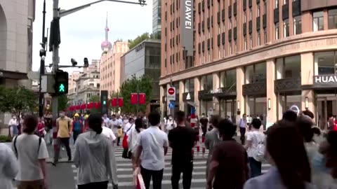 Chinese holiday spending inches up but trade war weighs on services