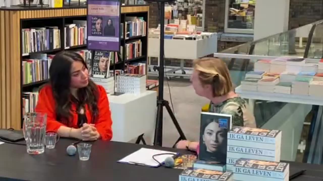 Lale gul bij een podcast 10