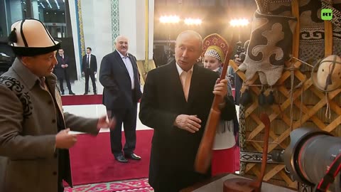 Putin toca el instrumento nacional de Kirguistán