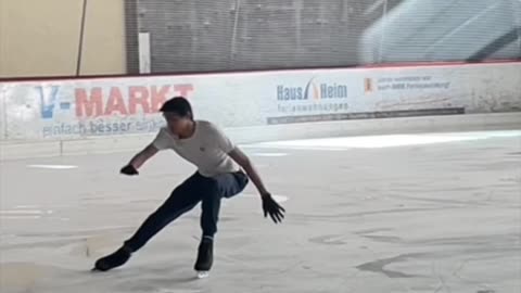 This figure skater wiped out so perfectly they turned into the Mercedes logo mid ice 😂