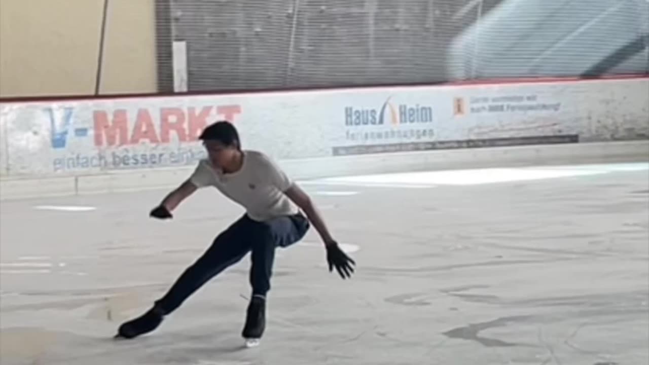 This figure skater wiped out so perfectly they turned into the Mercedes logo mid ice 😂