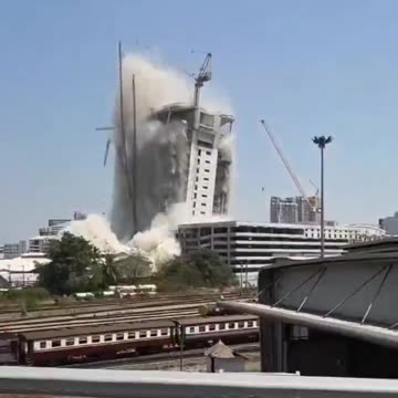 Moment of today's 7.7 Magnitude earthquake in Bangkok, Thailand