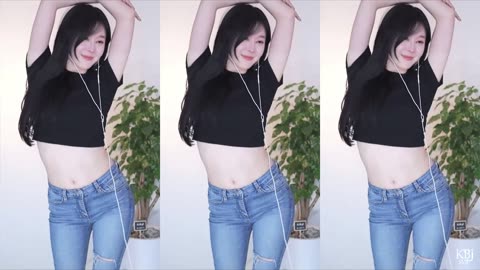 Korean girl sexy dancing in livestreaming 🩰