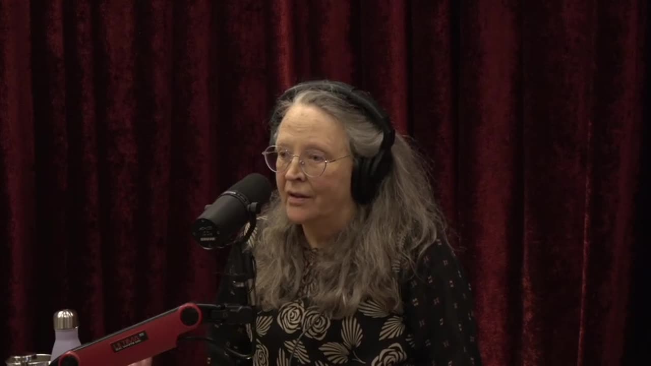 The Joe Rogan Experience | Caroline Fraser (2360)