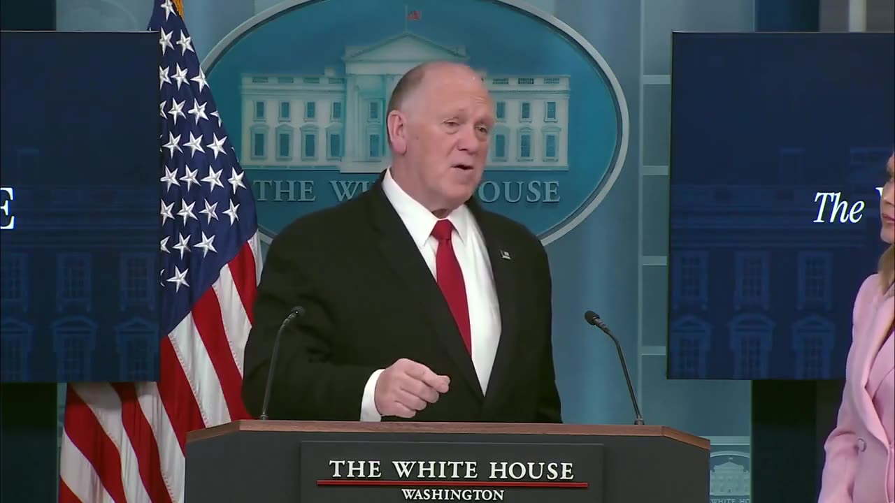 🔥Tom Homan steps in and absolutely cooks a fake news reporter: