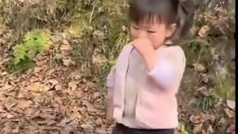At the funny moment, the girl who was angry and crying by grandpa was so fierce