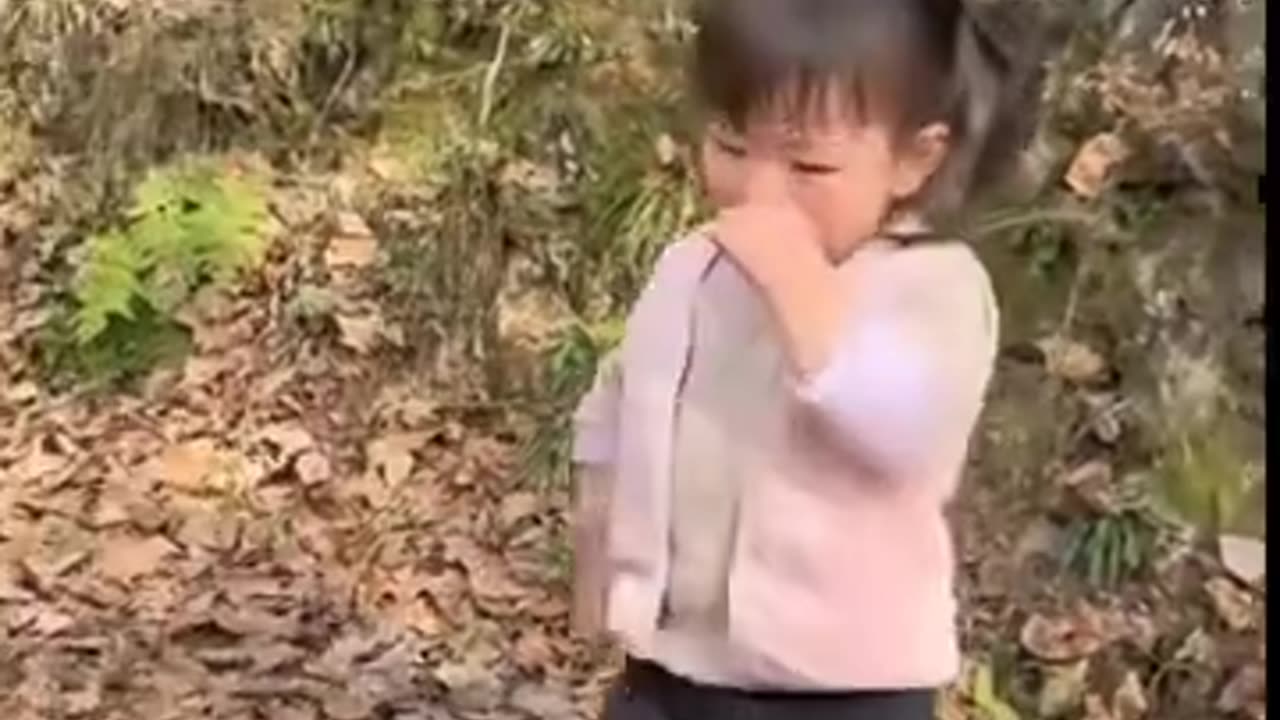 At the funny moment, the girl who was angry and crying by grandpa was so fierce