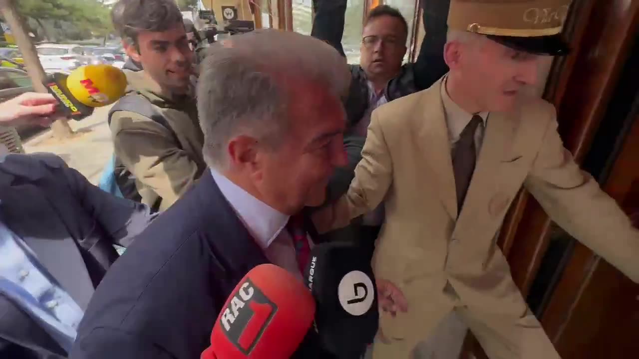 Laporta saw a fan wearing an Arsenal jersey today and shaked his hand