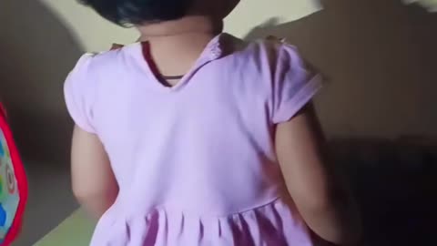 Baby apni parchhai ke sath Khel rahi hai