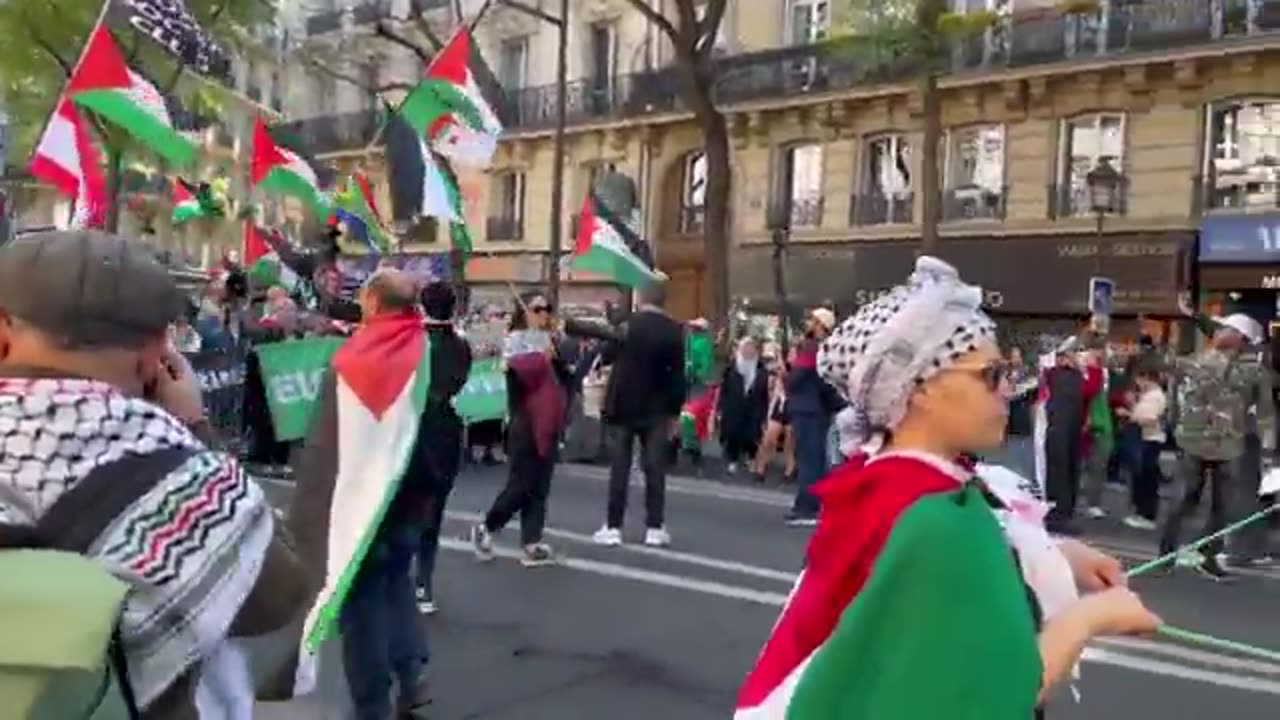 Paris : Les militant de Gauche défilent contre le RN