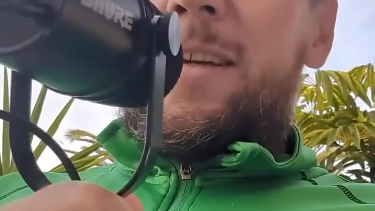 ŽENA SE SMĚJE A NAJEDNOU...